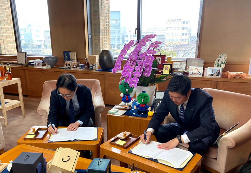 協定書に署名する後藤田正純 徳島県知事と当社代表 橋本力哉
