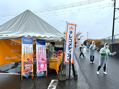 自社ブースにてランナーにドリンクやフードを提供