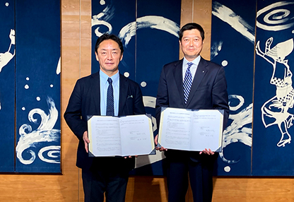 協定書に署名する後藤田正純 徳島県知事と当社代表 橋本力哉