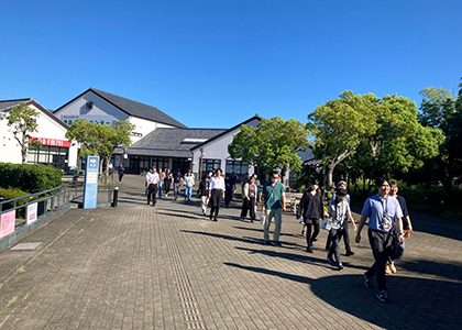 社屋から避難場所へと移動する従業員